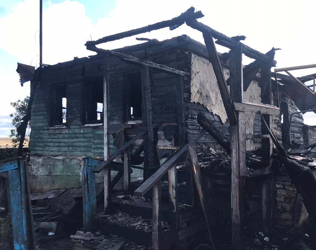Снос сгоревшего дома в частном поселке